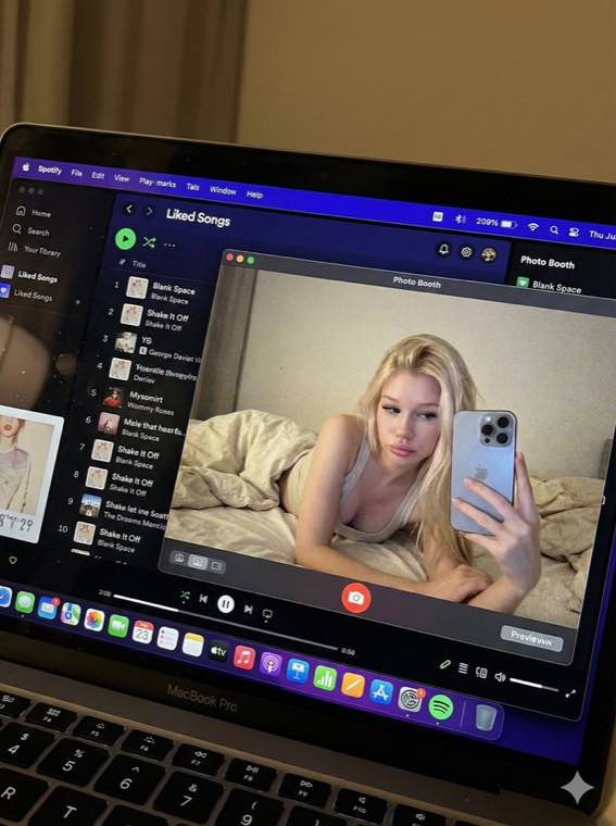 充滿复古與科技交融風格的 MacBook 拍立得效果圖